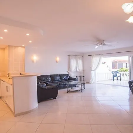 Beachfront Beautiful 3-bedroom Дом отдыха *