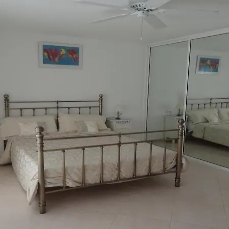 Дом отдыха Beachfront Beautiful 3-bedroom Адехе